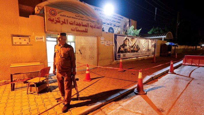 Pemilihan parlemen digelar di Irak pada Selasa (11/11/2025) dengan pengamanan ketat di berbagai wilayah. Pasukan keamanan tampak bersiaga di sekitar tempat pemungutan suara untuk memastikan jalannya pemilu berlangsung aman dan tertib. REUTERS/Alaa al-Marjani