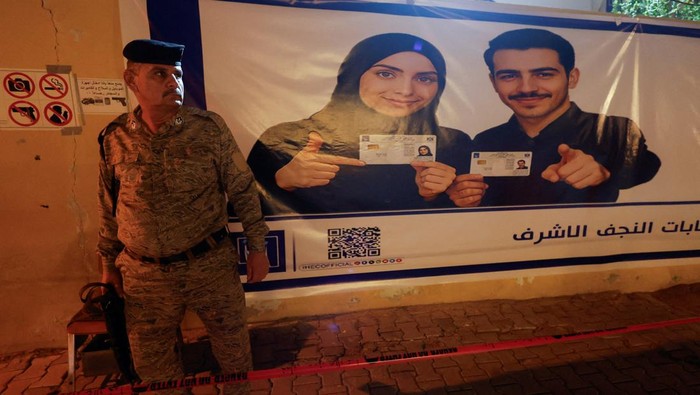 Pemilihan parlemen digelar di Irak pada Selasa (11/11/2025) dengan pengamanan ketat di berbagai wilayah. Pasukan keamanan tampak bersiaga di sekitar tempat pemungutan suara untuk memastikan jalannya pemilu berlangsung aman dan tertib. REUTERS/Alaa al-Marjani