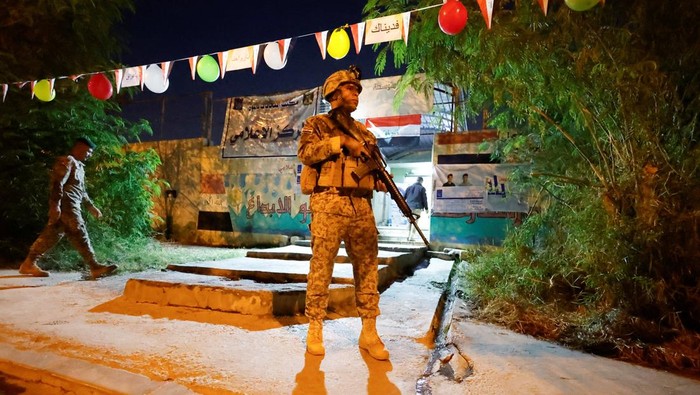 Pemilihan parlemen digelar di Irak pada Selasa (11/11/2025) dengan pengamanan ketat di berbagai wilayah. Pasukan keamanan tampak bersiaga di sekitar tempat pemungutan suara untuk memastikan jalannya pemilu berlangsung aman dan tertib. REUTERS/Khalid al-Mousily