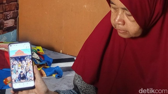 Istri Sugiyo, Siti Nurchayati (54) menunjukan momen foto bersama saat mengantarkan suaminya menuju Tanah Suci di Bandara Solo, Selasa (11/11/2025).