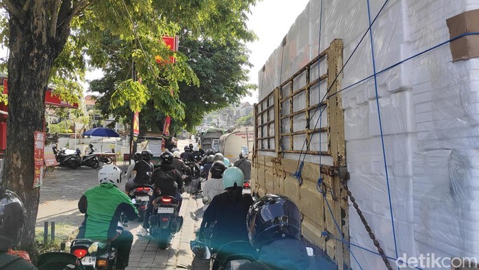 Jalan Raya Dalung, Kuta Utara, Badung, yang selalu sibuk di jam padat, Selasa (11/11/2025). (Agus Eka/detikBali)
