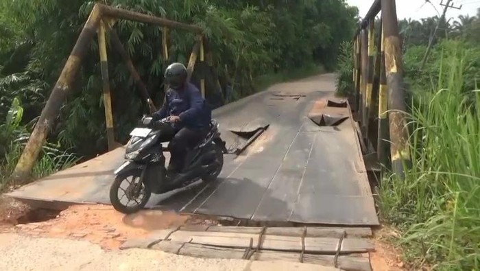 Jembatan rusak dan berlubang yang jadi akses penghubung antara Desa ke kota