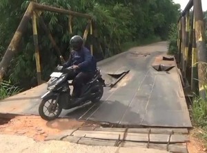 Jembatan Penghubung Antardesa dan Kota di Muaro Jambi Rusak Parah