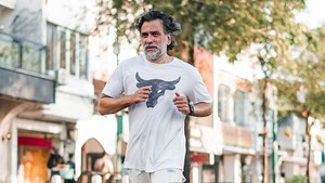 Jeremy Thomas yang sudah 55 tahun tetap terlihat bugar. Cardio, running dengan gym weight lifting beban,” ujar Jeremy Thomas di Studio Brownis Trans TV pada Selasa (11/10/2025). (Foto: dok Instagram jeremythomas_jt)