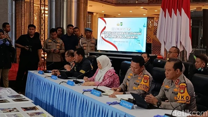 Kabid Balmetfor Puslabfor Bareskrim Polri Kombes Ari Kurniawan Jati memaparkan soal ledakan di SMAN 72 Jakarta dalam jumpa pers di Polda Metro Jaya (Wildan N/detikcom)