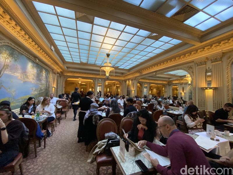 Kafe Angelina Paris Kafe Angelina di Paris, Prancis, pada 11 Oktober 2025. Didirikan pada 1903, kafe ini menjadi favorit Coco Chanel.