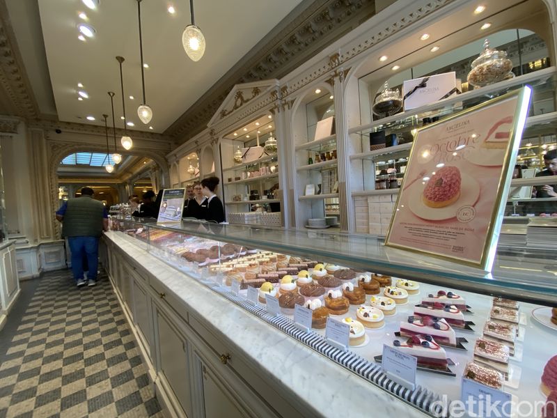 Kafe Angelina Paris Kafe Angelina di Paris, Prancis, pada 11 Oktober 2025. Didirikan pada 1903, kafe ini menjadi favorit Coco Chanel.