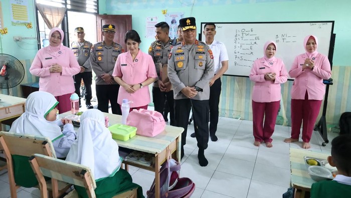 Kapolda Babel meninjau program Makan Bergizi Gratis (MBG) di sekolah.
