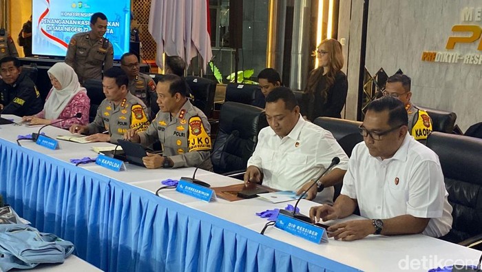 Kapolda Metro Jaya Irjen Asep Edi Suheri menggelar konferensi pers kasus ledakan SMAN 72 Jakarta. (Wildan/detikcom)