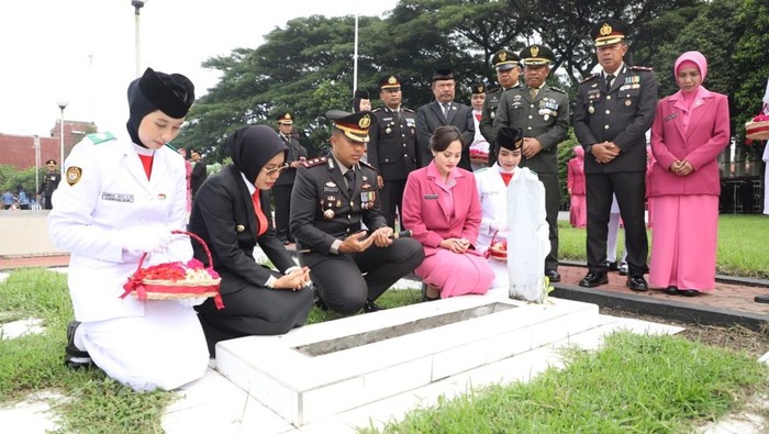 Kapolres Kediri dan Forkopimda Ziarah ke TMP Canda Bhirawa