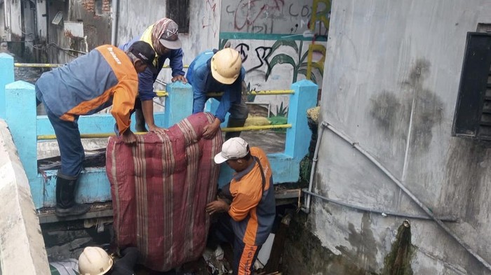 Kasur ditemukan di saluran air Gresik