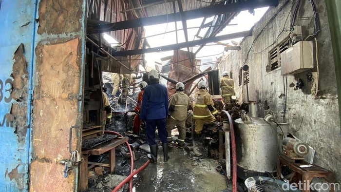 Suasana kebakaran yang melanda pabrik ban di Lingkungan Indiatri Kecil (LIK) Kaligawe, Kelurahan Muktiharjo Lor, Kecamatan Genuk, Kota Semarang, Selasa (11/11/2025).