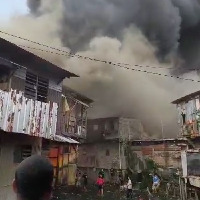 Kebakaran terjadi di permukiman di Kecamatan Tambora, Jakarta Barat. Sebanyak 125 personel damkar dikerahkan ke TKP. (dok Gulkarmat DKI)