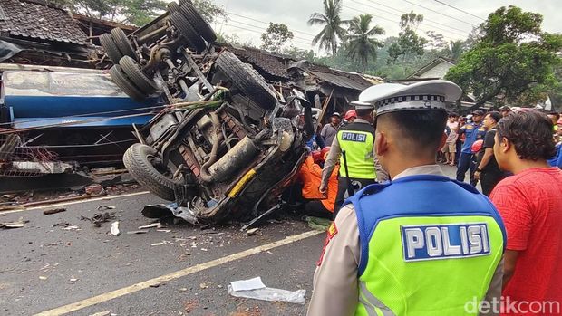 Kecelakaan truk tanki solat vs mobil Carry di Kalijambe, Kecamatan Bener, Purworejo, Selasa (11/11/2025) pagi.