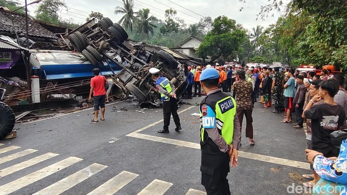 Penampakan truk tangki terguling di Kalijambe, Purworejo, Selasa (11/11/2025).