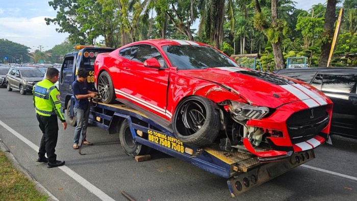 Mobil Ford Mustang yang mengalami kecelakaan di Pekanbaru