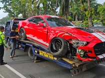 Pemobil Ford Mustang Tabrak Trotoar di Pekanbaru, Sempat Dikira Mobil Bodong
