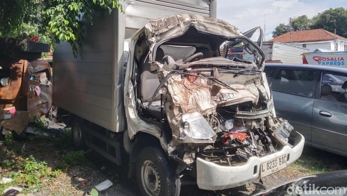 Kondisi mobil boks yang seruduk truk di tol Sragen, Selasa (11/11/2025)