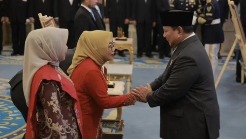 Keluarga Muhammad Salahuddin bersalaman dengan Presiden Prabowo Subianto saat penganugerahan pahlawan nasional di Jakarta, Senin (10/11/2025). (Foto: Dok. Instagram Prabowo Subianto)