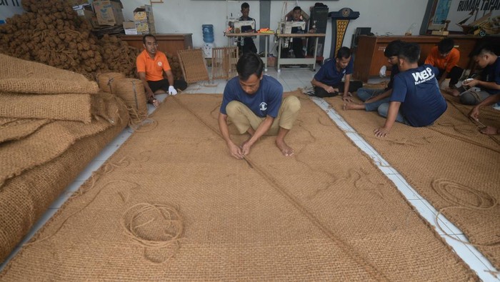 Seorang Warga Binaan Pemasyarakatan (WBP) membuat mainan hewan dari bahan sabut kelapa di Rumah Tahanan Negara (Rutan) Kelas IIB Boyolali, Jawa Tengah, Selasa (11/11/2025). Rutan Boyolali bekerja sama dengan pihak luar memproduksi kerajinan mainan hewan dan paranet dari bahan sabut kelapa yang telah di ekspor ke Turki dan Amerika sehingga warga binaan pemasyarakatan mendapatkan keterampilan yang dapat digunakan sebagai bekal kemandirian setelah bebas dari hukuman. ANTARA FOTO/Aloysius Jarot Nugroho