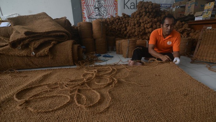 Kerajinan sabut kelapa ekspor di Rutan Boyolali Seorang Warga Binaan Pemasyarakatan (WBP) membuat mainan hewan dari bahan sabut kelapa di Rumah Tahanan Negara (Rutan) Kelas IIB Boyolali, Jawa Tengah, Selasa (11/11/2025). Rutan Boyolali bekerja sama dengan pihak luar memproduksi kerajinan mainan hewan dan paranet dari bahan sabut kelapa yang telah di ekspor ke Turki dan Amerika sehingga warga binaan pemasyarakatan mendapatkan keterampilan yang dapat digunakan sebagai bekal kemandirian setelah bebas dari hukuman. ANTARA FOTO/Aloysius Jarot Nugroho