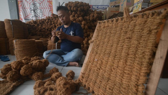 Kerajinan sabut kelapa ekspor di Rutan Boyolali Seorang Warga Binaan Pemasyarakatan (WBP) membuat mainan hewan dari bahan sabut kelapa di Rumah Tahanan Negara (Rutan) Kelas IIB Boyolali, Jawa Tengah, Selasa (11/11/2025). Rutan Boyolali bekerja sama dengan pihak luar memproduksi kerajinan mainan hewan dan paranet dari bahan sabut kelapa yang telah di ekspor ke Turki dan Amerika sehingga warga binaan pemasyarakatan mendapatkan keterampilan yang dapat digunakan sebagai bekal kemandirian setelah bebas dari hukuman. ANTARA FOTO/Aloysius Jarot Nugroho