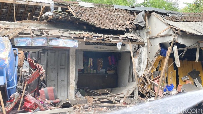 Penampakan kios-kios rusak akibat kecelakaan maut di Kalijambe, Purworejo, Selasa (11/11/2025).