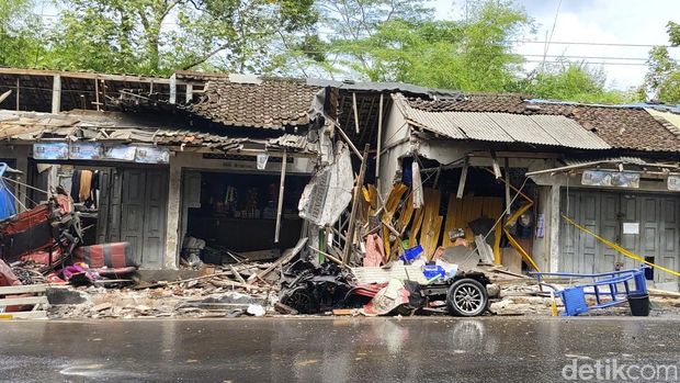 Sejumlah kios rusak usai tertabrak truk tangki di Kalijambe, Purworejo, Selasa (11/11/2025).