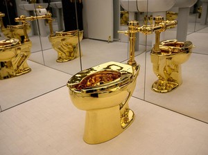 Dilelang! Kloset Mewah dari 100 Kg Emas dengan Harga Fantastis Rp 160 Miliar