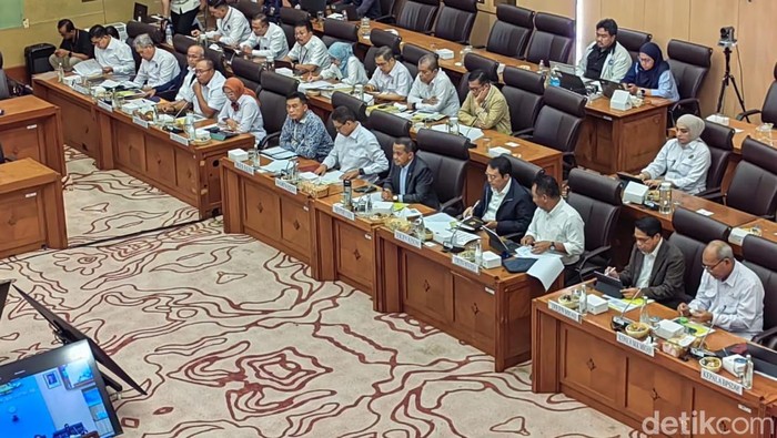 Komisi XII rapat dengan Menteri ESDM Bahlil Lahadalia