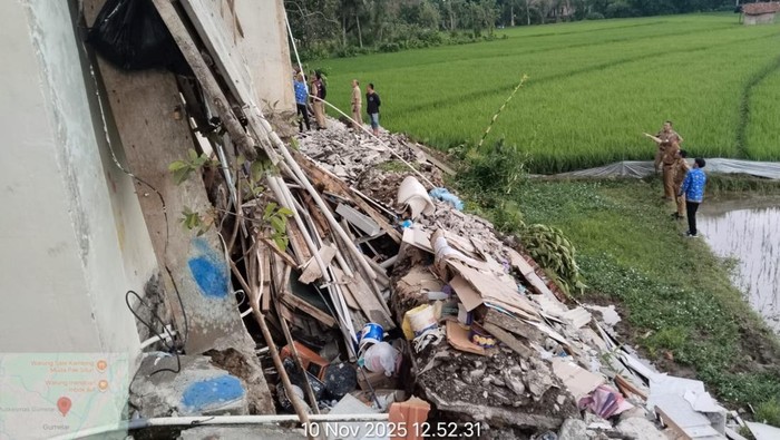 Kondisi tembok keliling Puskesmas Gumelar, Kabupaten Banyumas, yang longsor dan mengancam bangunan utama. Foto diunggah Selasa (11/11/2025).