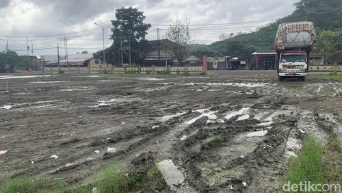 Kondisi Terminal Segenter di Lombok Barat yang rusak parah hingga tergenang air, Selasa (11/11/2025).