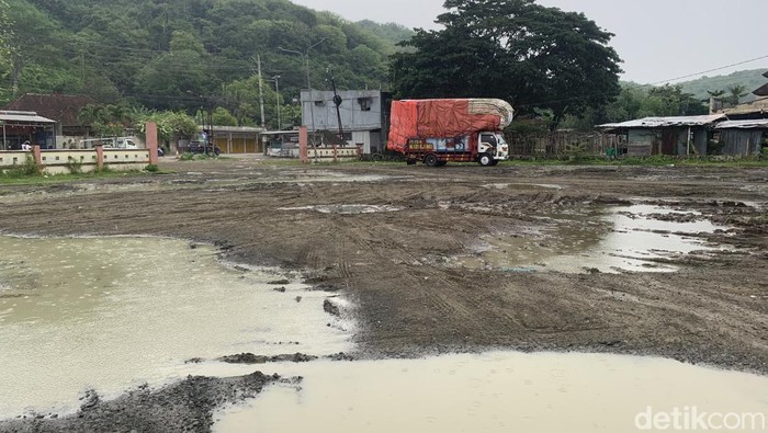Kondisi Terminal Segenter di Lombok Barat yang rusak parah hingga tergenang air, Selasa (11/11/2025).