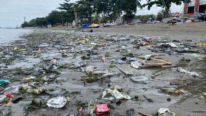 Kondisi wisata PantaiKu Parepare dipenuhi sampah.