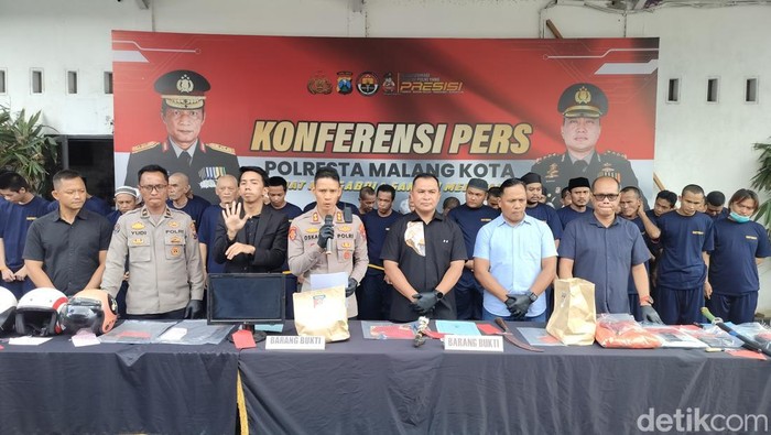 Konferensi pers hasil Operasi Sikat Semeru 2025 dan penyerahan kendaraan hasil pencurian