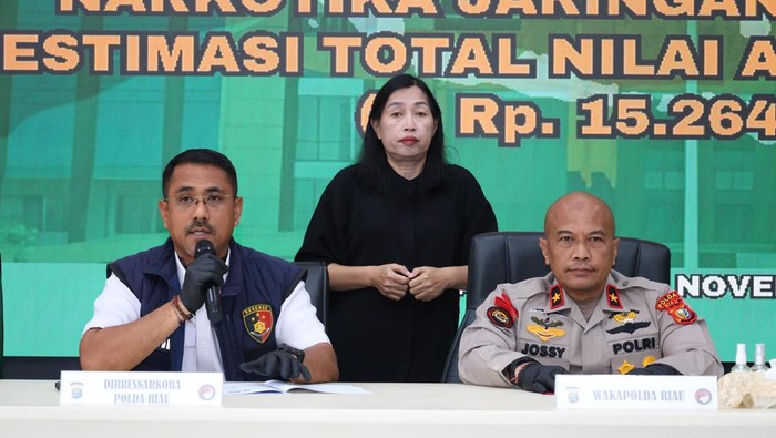 Konferensi pers Polda Riau tentang pengungkapan kasus tindak pidana pencucian uang (TPPU) narkoba. Dalam kasus ini, Polda Riau menyita aset senilai total Rp 15,26 miliar dari bandar narkoba bernama Abeng, Selasa (11/11/2025).