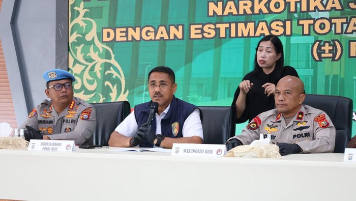 Konferensi pers Polda Riau tentang pengungkapan kasus tindak pidana pencucian uang (TPPU) narkoba. Dalam kasus ini, Polda Riau menyita aset senilai total Rp 15,26 miliar dari bandar narkoba bernama Abeng, Selasa (11/11/2025).