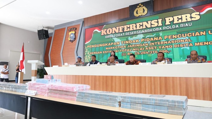 Konferensi pers Polda Riau tentang pengungkapan kasus tindak pidana pencucian uang (TPPU) narkoba. Dalam kasus ini, Polda Riau menyita aset senilai total Rp 15,26 miliar dari bandar narkoba bernama Abeng, Selasa (11/11/2025).