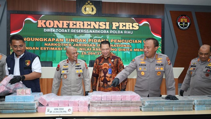 Konferensi pers Polda Riau tentang pengungkapan kasus tindak pidana pencucian uang (TPPU) narkoba. Dalam kasus ini, Polda Riau menyita aset senilai total Rp 15,26 miliar dari bandar narkoba bernama Abeng, Selasa (11/11/2025).