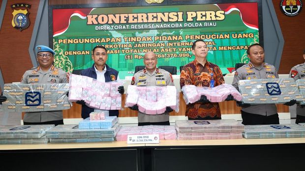 Konferensi pers Polda Riau tentang pengungkapan kasus tindak pidana pencucian uang (TPPU) narkoba. Dalam kasus ini, Polda Riau menyita aset senilai total Rp 15,26 miliar dari bandar narkoba bernama Abeng, Selasa (11/11/2025).