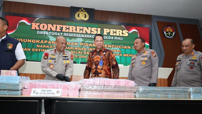 Konferensi pers Polda Riau tentang pengungkapan kasus tindak pidana pencucian uang (TPPU) narkoba. Dalam kasus ini, Polda Riau menyita aset senilai total Rp 15,26 miliar dari bandar narkoba bernama Abeng, Selasa (11/11/2025).