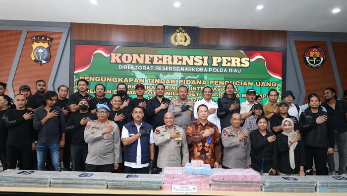 Konferensi pers Polda Riau tentang pengungkapan kasus tindak pidana pencucian uang (TPPU) narkoba. Dalam kasus ini, Polda Riau menyita aset senilai total Rp 15,26 miliar dari bandar narkoba bernama Abeng, Selasa (11/11/2025).