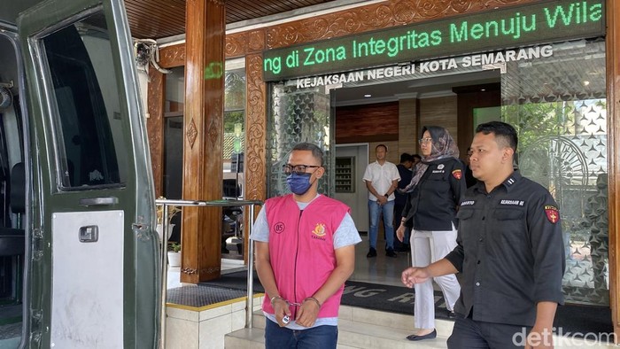 Tersangka MRF saat dibawa ke mobil tahanan usai diperiksa jaksa di Kejari Kota Semarang, Kecamatan Semarang Barat, Kota Semarang, Selasa (11/11/2025).