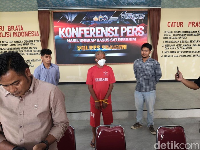 Rilis pers penangkapan Kepala Desa Purworejo, Sragen, yang melakukan korupsi tanah kas desa di Polres Sragen, Selasa (11/11/2025).
