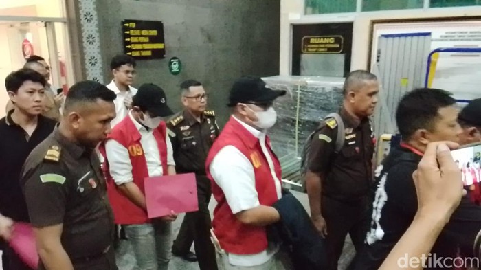 Tersangka kredit macet saat digiring petugas ke rutan