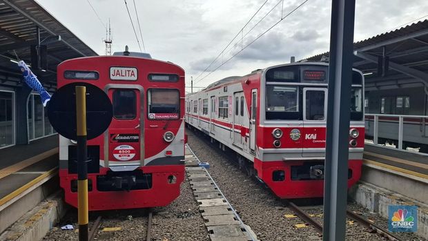 KRL eks Jepang resmi pensiun mulai Selasa (11/11/2025). (CNBC Indonesia/Chandra Dwi)