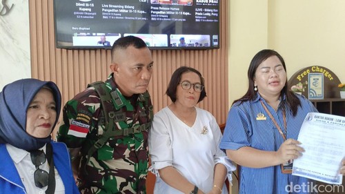 Kuasa hukum Prada Lucky Namo, Rikha Permatasari bersama keluarga menunjukkan salinan surat yang dikirim ke Komandan Pomdam IX/Udayana, Selasa (11/11/2025).