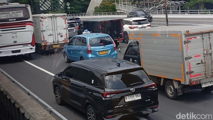 Lalu lintas kendaraan dari awah Cawang menuju Kuningan, Jakarta Selatan, macet pagi ini. Kepadatan kendaraan terjadi baik di jalur arteri maupun Tol Dalam Kota. (Indra/detikcom).