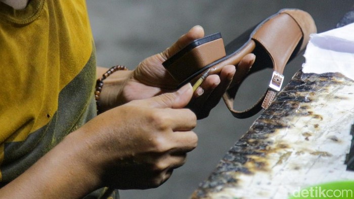 Langkah Mantap Industri Alas Kaki, Jadi Penopang Ekonomi Nasional 2025 Industri alas kaki kembali menjadi unggulan sektor manufaktur nasional. Dengan pertumbuhan mencapai 8,3 persen pada kuartal pertama 2025 dan ekspor naik hampir 12 persen.