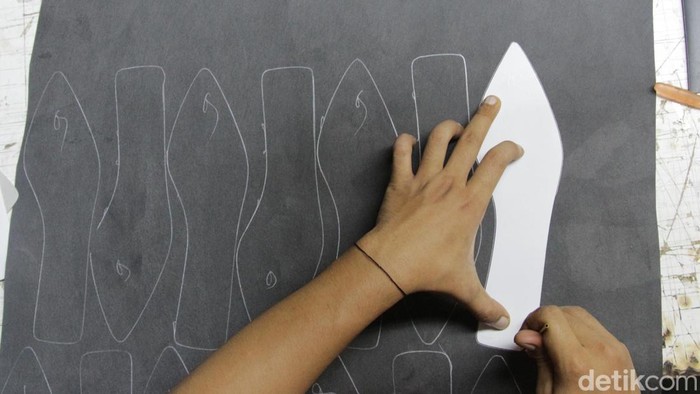 Langkah Mantap Industri Alas Kaki, Jadi Penopang Ekonomi Nasional 2025 Industri alas kaki kembali menjadi unggulan sektor manufaktur nasional. Dengan pertumbuhan mencapai 8,3 persen pada kuartal pertama 2025 dan ekspor naik hampir 12 persen.